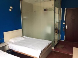 客房内保险箱、办公桌、遮光窗帘、熨斗/熨衣板