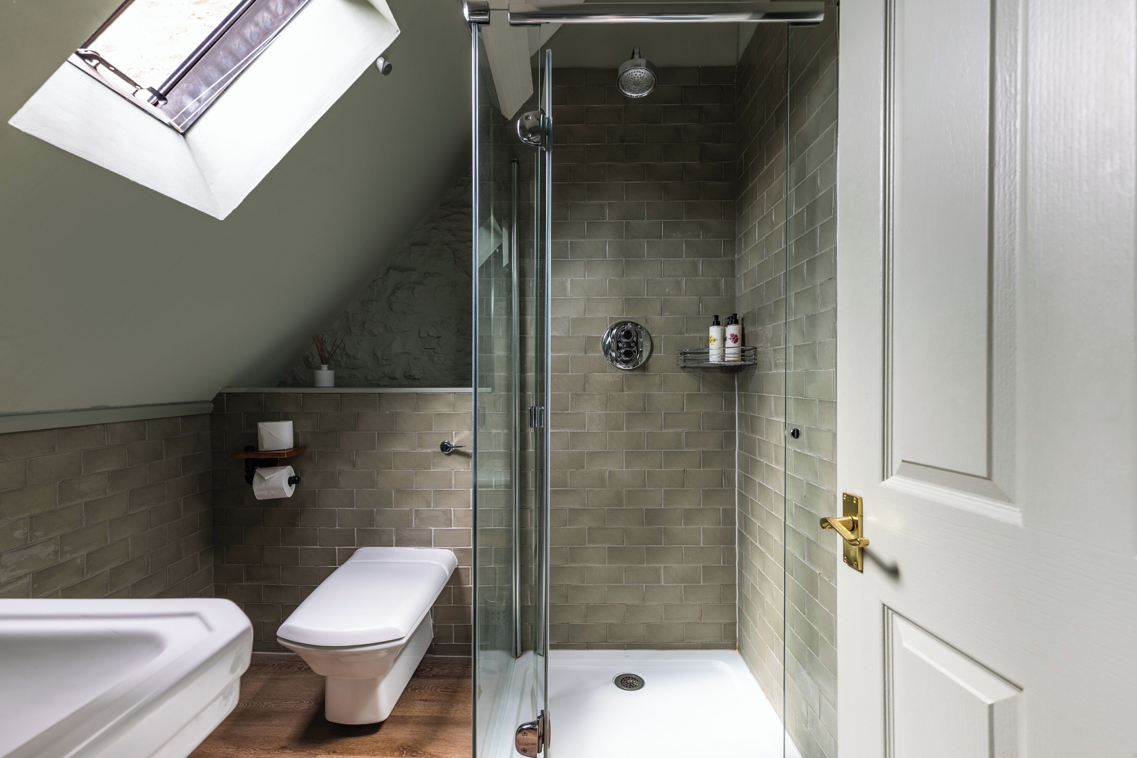 Une salle de bain moderne avec une douche à parois de verre, des toilettes et une baignoire.