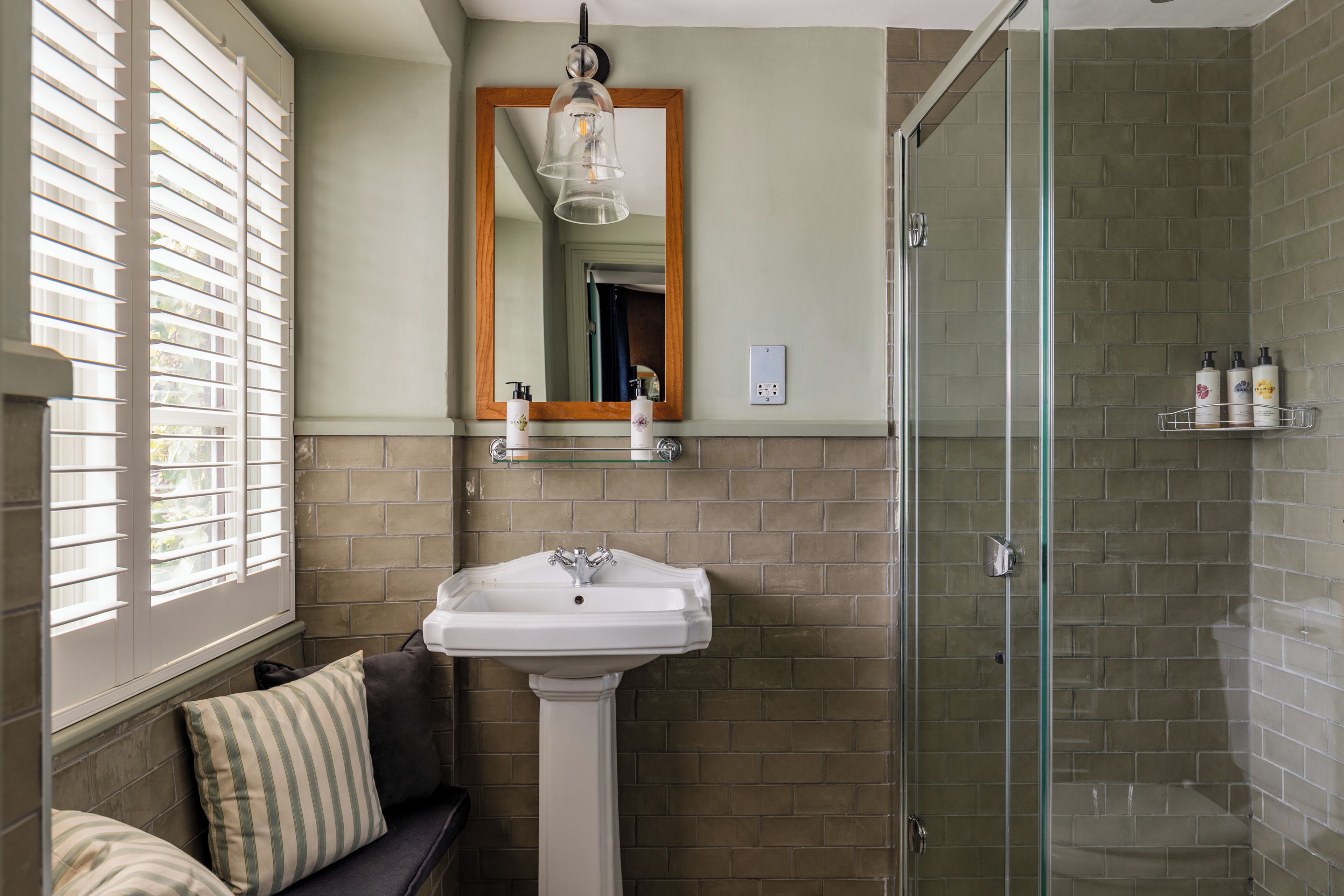 Superior Double Room - The Bell | Bathroom | Shower, free toiletries, hair dryer, towels