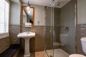 Shower, free toiletries, hair dryer, towels - The Bell at Stow (Cheltenham)