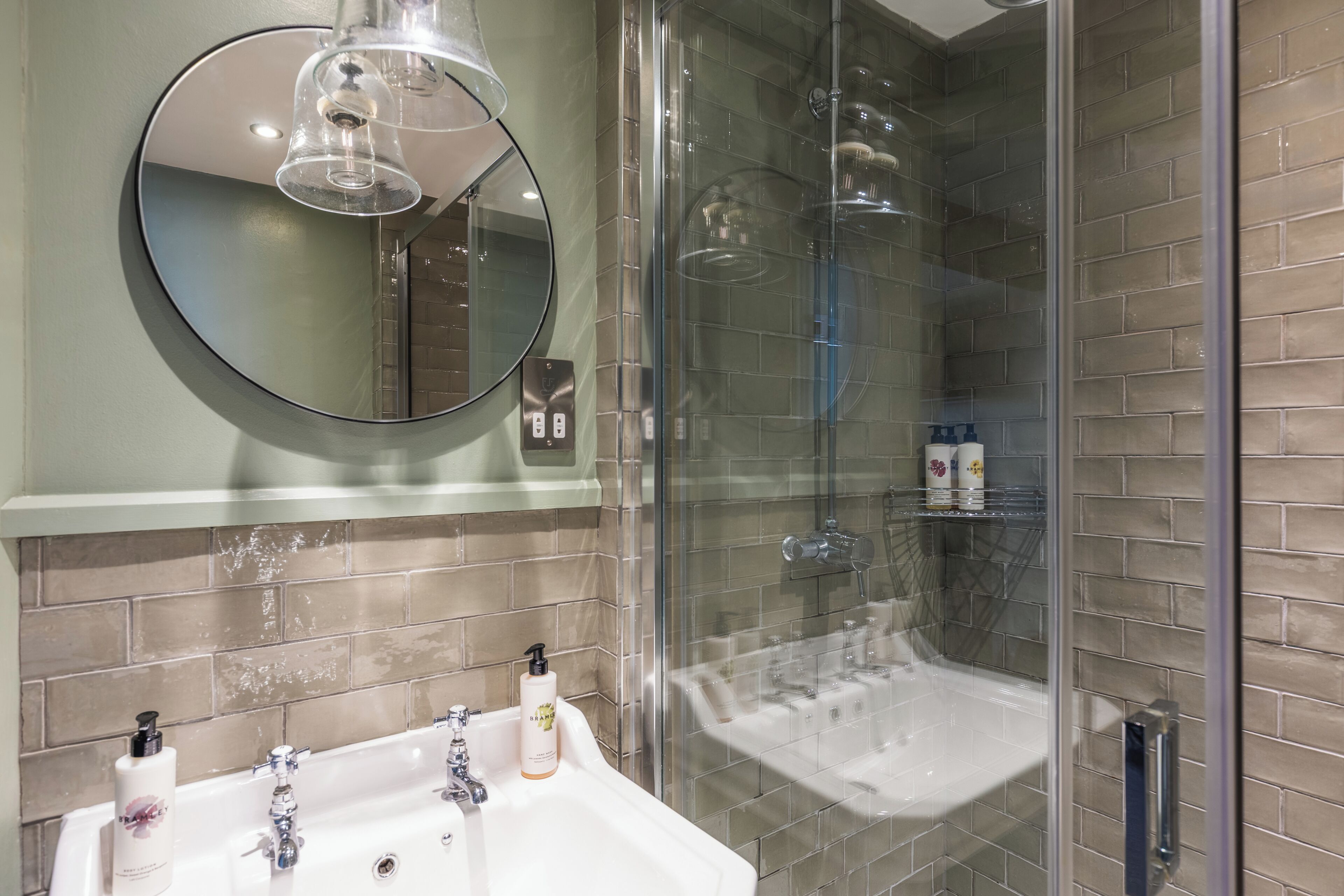 Doppelzimmer zur Einzelnutzung | Badezimmer | Dusche, kostenlose Toilettenartikel, Haartrockner, Handtücher
