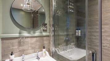 Doppelzimmer zur Einzelnutzung | Badezimmer | Dusche, kostenlose Toilettenartikel, Haartrockner, Handtücher