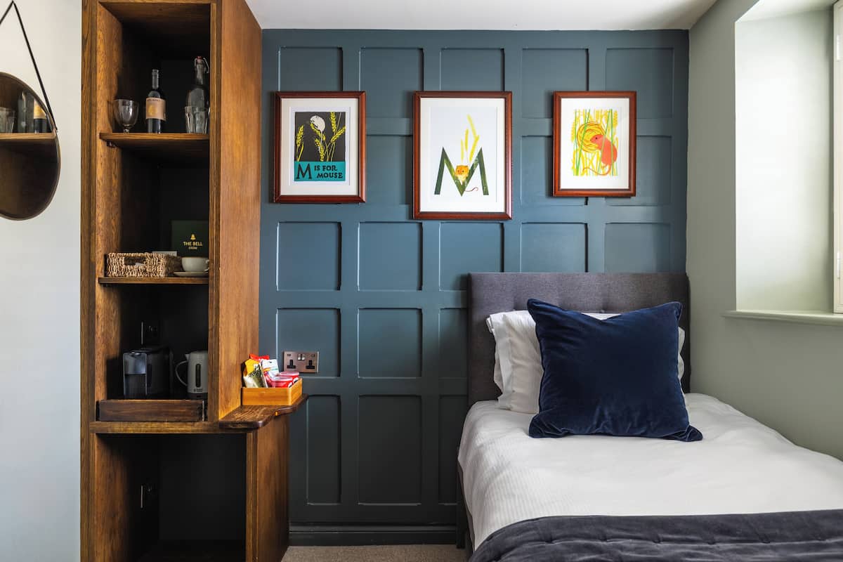 Small Single Room - The Bell | Tabla de planchar con plancha, wifi gratis y ropa de cama