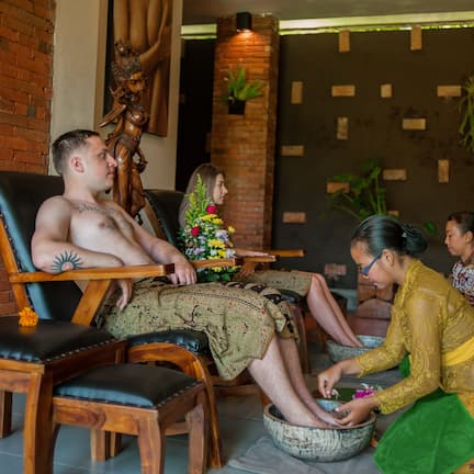 Couples treatment rooms, body treatments, aromatherapy, body scrubs