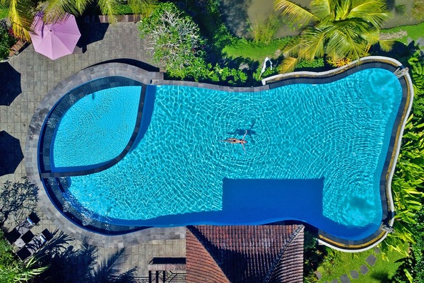 Kolam renang outdoor, dengan kursi berjemur