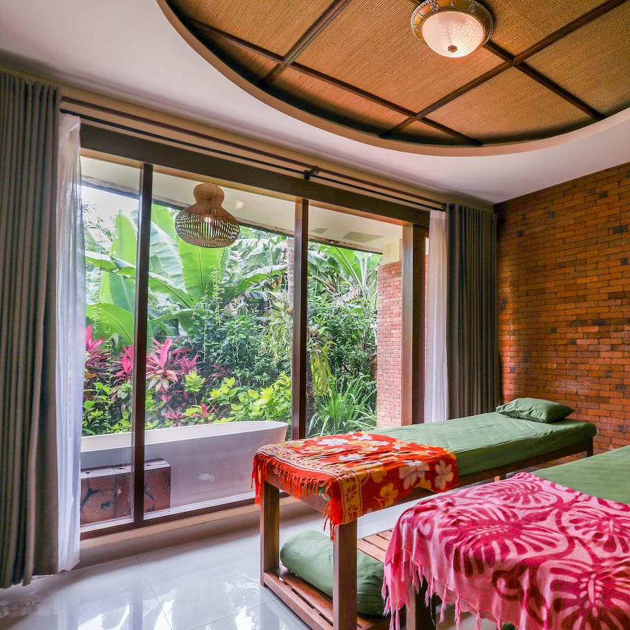 Couples treatment rooms, body treatments, aromatherapy, body scrubs