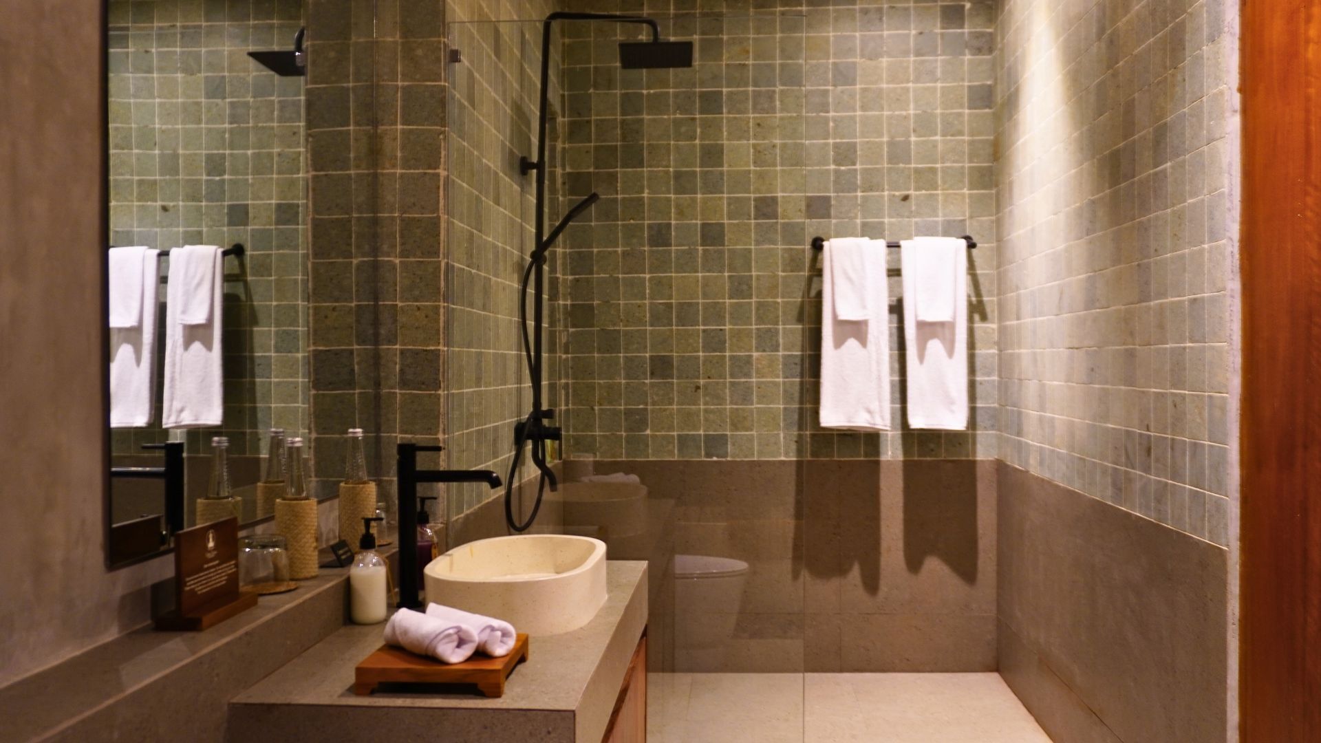 grand double or twin room, 1 king bed, non smoking, garden view | bathroom | free toiletries, hair dryer, bidet, towels