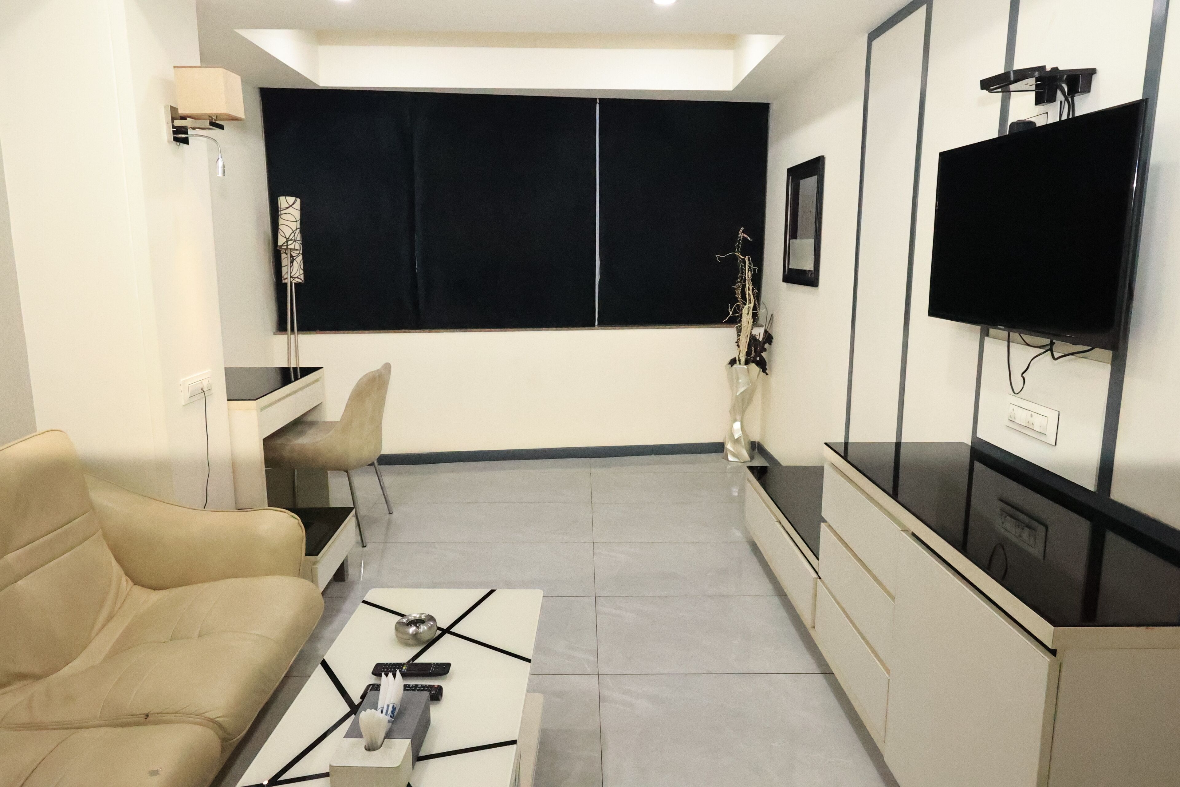 Presidential Suite | Living room | 42-inch LED TV with cable channels, TV, fireplace