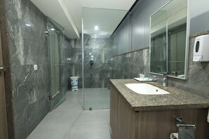 Suite Présidentielle | Salle de bain | Douche, douche à « effet pluie », articles de toilette gratuits