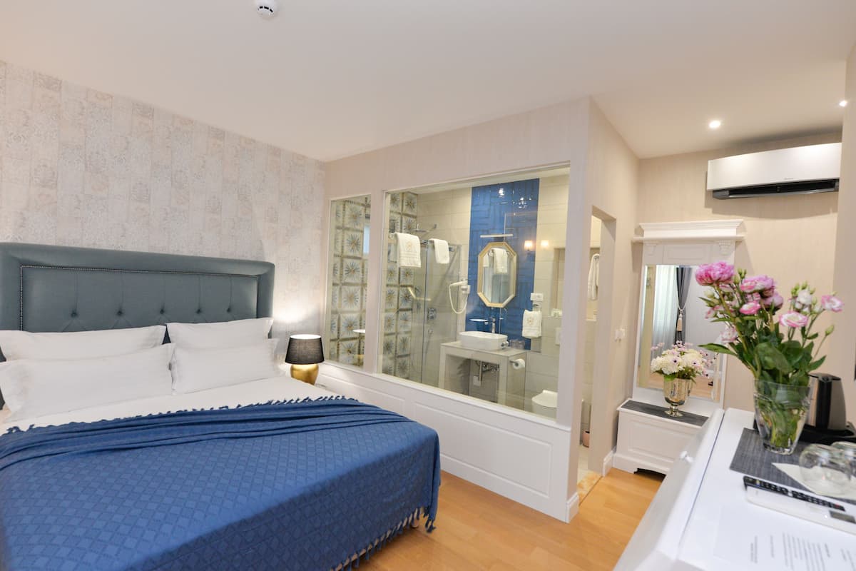 Superior Double Room | In-room safe, desk, soundproofing, iron/ironing board