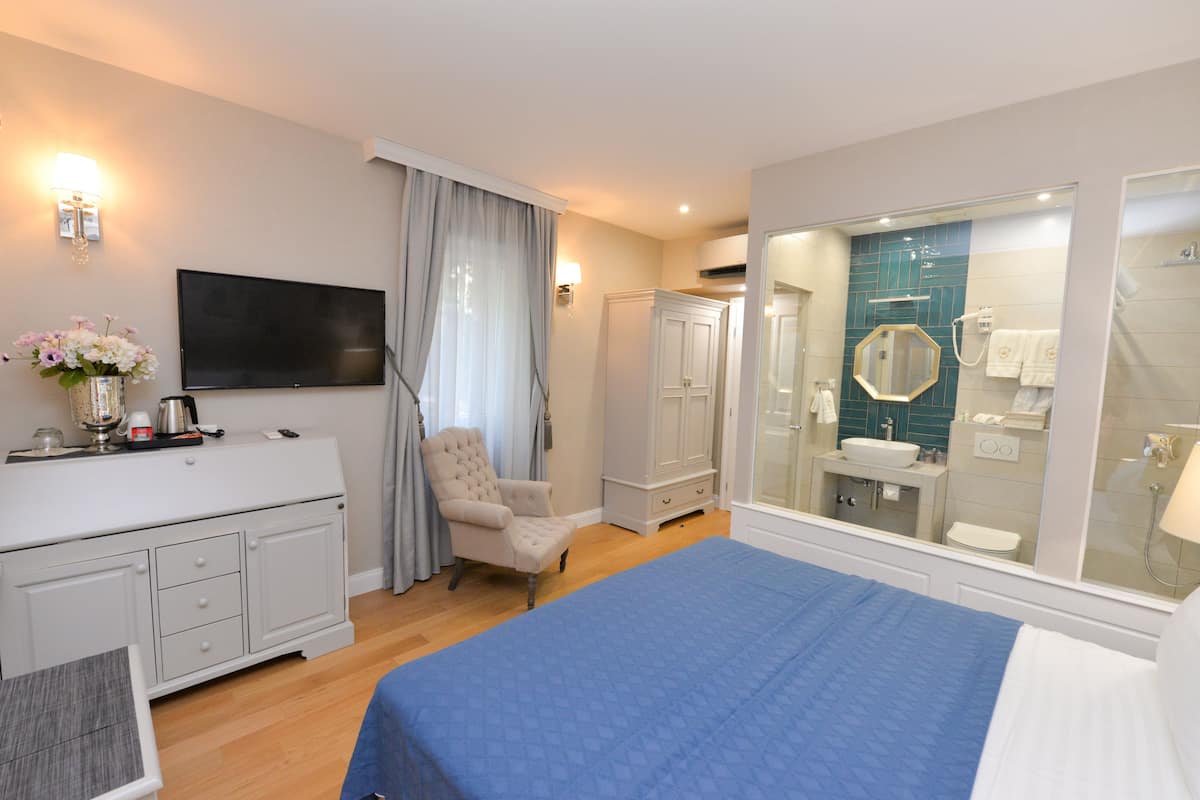 Double Room | In-room safe, desk, soundproofing, iron/ironing board