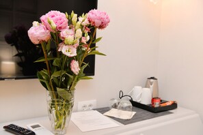 Caja de seguridad en la habitación y escritorio