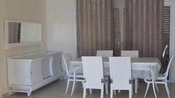 Vila Royal, 3 kamar tidur, pemandangan kolam renang | Makan di kamar