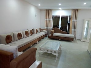 Villa Royal, 3 camere da letto, vista piscina | Area soggiorno | Caminetto