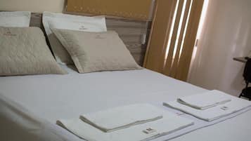 Frigobar, escrivaninha, cortinas blackout, quartos à prova de som