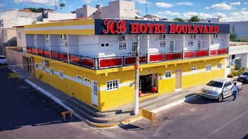 Vista frontal de la propiedad