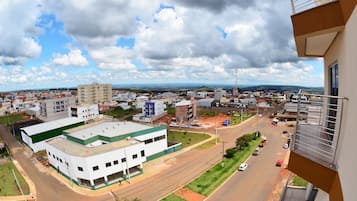 Quarto superior, 1 cama Queen, vista para a cidade | Terraço/pátio