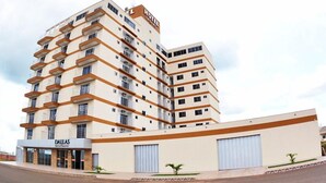 A multi-story hotel with a modern design, featuring a prominent 'HOTEL' sign on the top. - Dallas Palace Hotel (Rio Paranaiba)