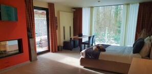 أسرّة بإسفنج يتكيف مع شكل الجسم ومأكولات ومشروبات مجانية في الميني بار