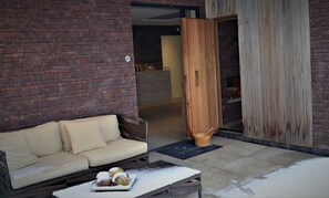 Exclusieve suite, sauna (Asante) | Bedden met traagschuimmatrassen, een minibar met enkele gratis items