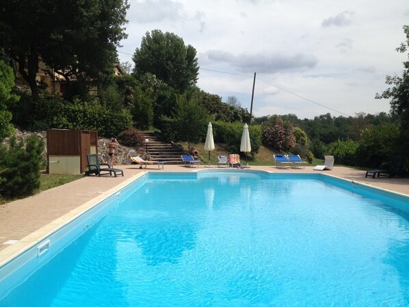 Piscina externa, funciona das 8h30 às 18h, guarda-sóis, espreguiçadeiras
