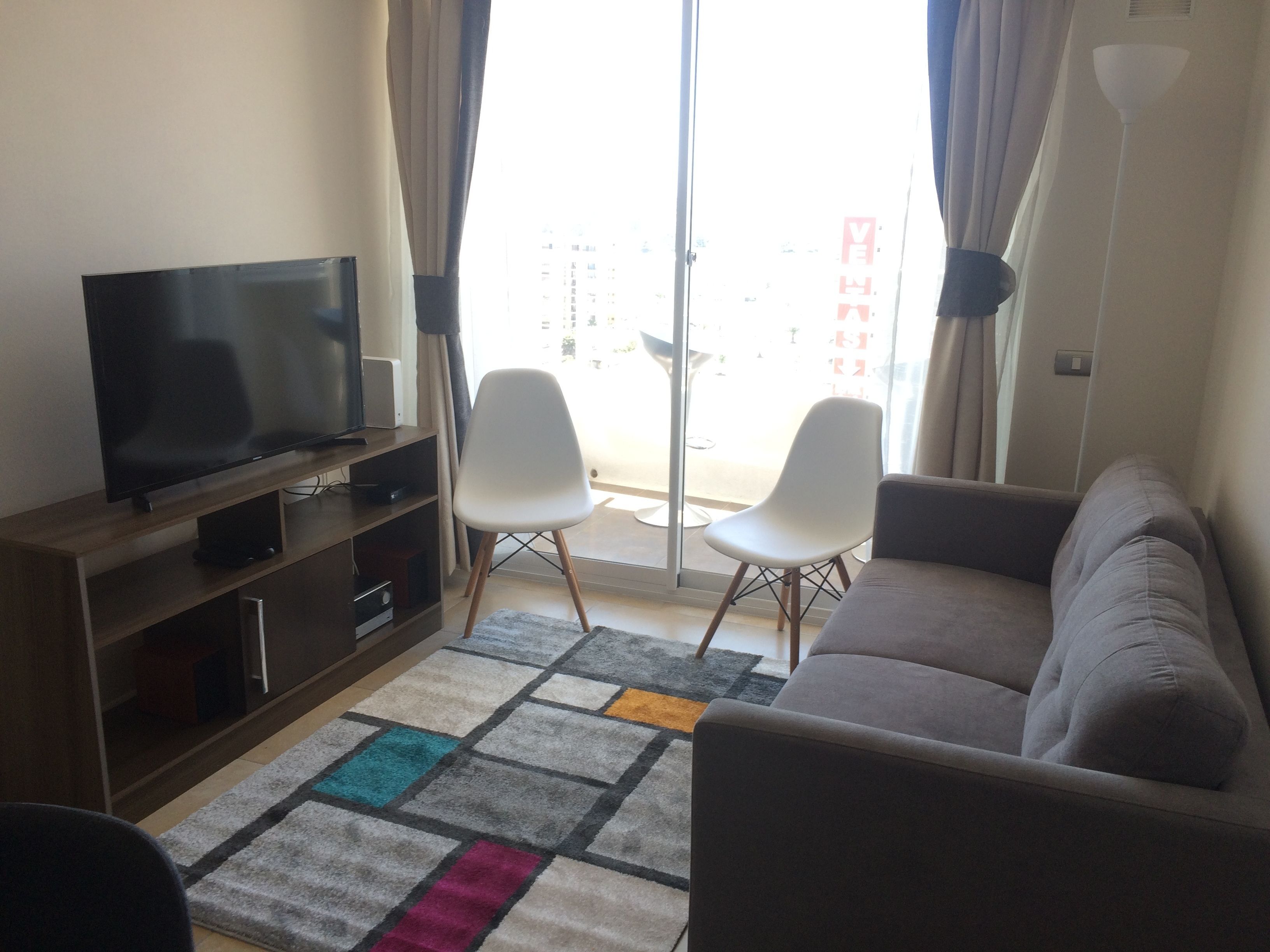 Basic-lejlighed - flere senge - strandudsigt | Stue | 32-tommers fladskærms-tv med kabelkanaler, LED-tv