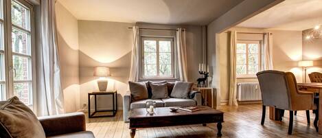 House, 3 Bedrooms | Living room | Flat-screen TV