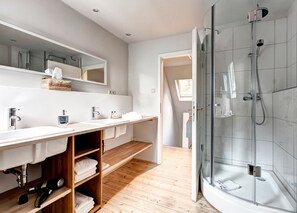 House, 3 Bedrooms | Bathroom | Separate bathtub and shower, hair dryer, towels - Ferienapartments Lüneburger Heide - Ferienhaus-Forsthaus (Soderstorf)