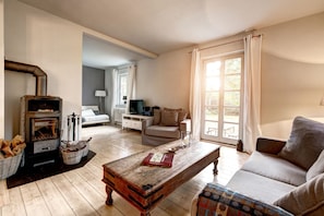House, 3 Bedrooms | Living room | Flat-screen TV