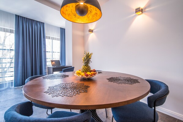 Apartment, 1 Queen-Bett und Schlafsofa | Individuell dekoriert, individuell eingerichtet, schallisolierte Zimmer