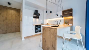 Deluxe Apartment | Private kitchen | Oven, stovetop, dishwasher, cookware/dishes/utensils