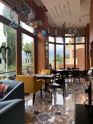 供應早餐、午餐、晚餐；多國菜