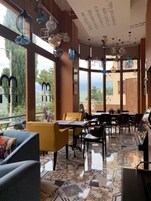 Se sirven desayunos, almuerzos y cenas; cocina internacional