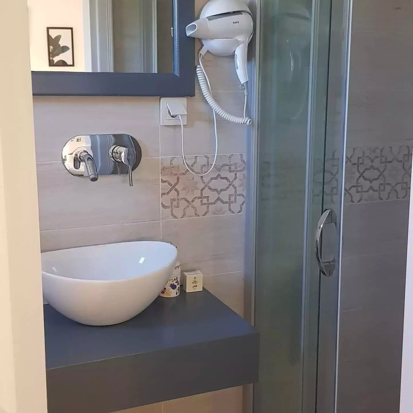 shower, free toiletries, hair dryer, slippers