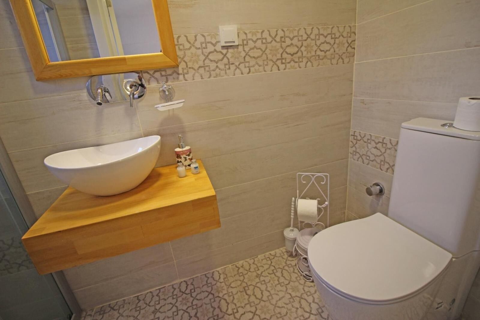 shower, free toiletries, hair dryer, slippers