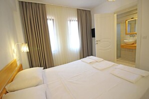 Minibar, blackout drapes, soundproofing, rollaway beds - Adadayiz Otel (Bozcaada)