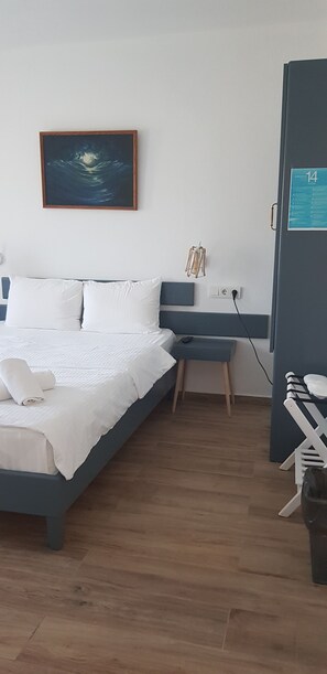 Basic Double Room | Minibar, blackout drapes, soundproofing, rollaway beds - Adadayiz Otel (Bozcaada)