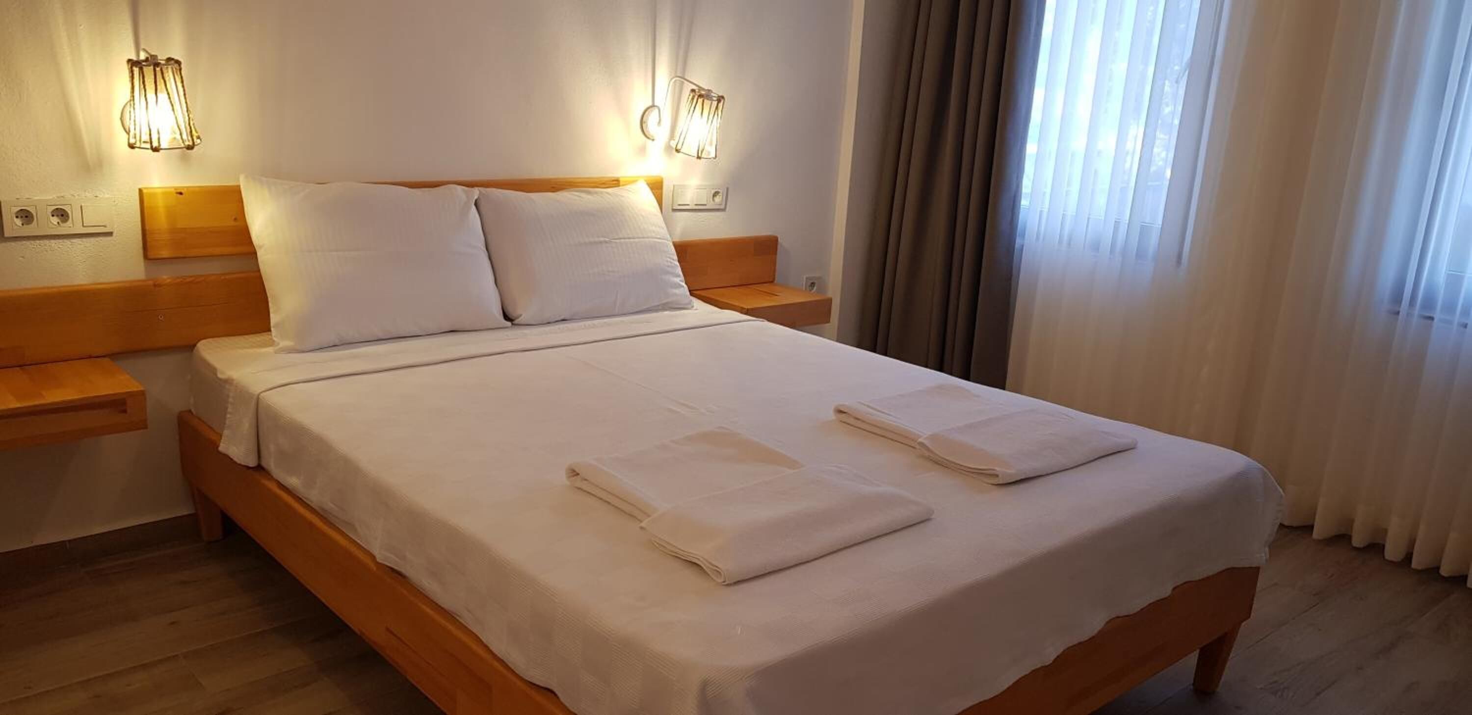 minibar, blackout curtains, soundproofing, rollaway beds