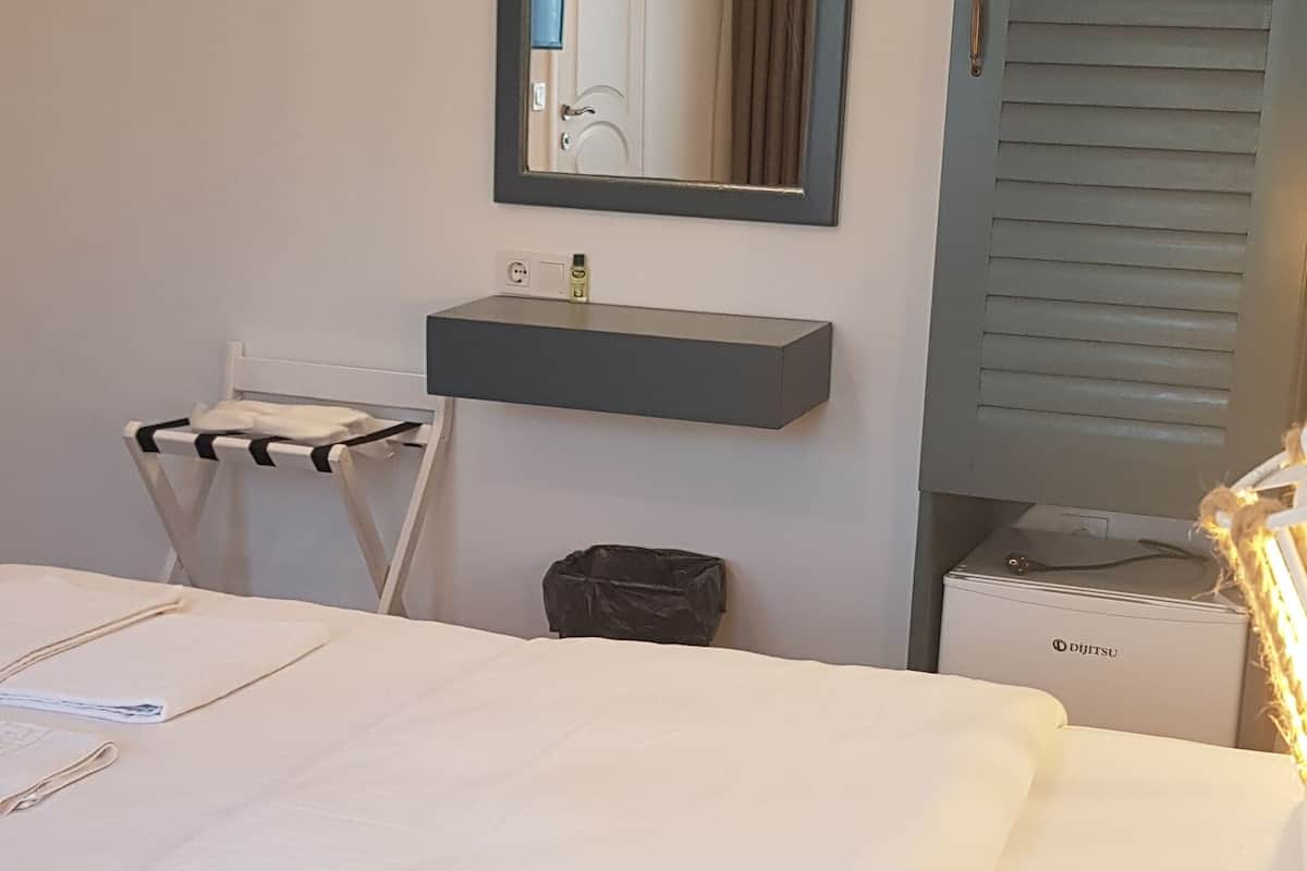 Basic Double Room | 1 bedroom, minibar, blackout drapes, soundproofing