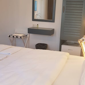 Basic Double Room | 1 bedroom, minibar, blackout drapes, soundproofing
