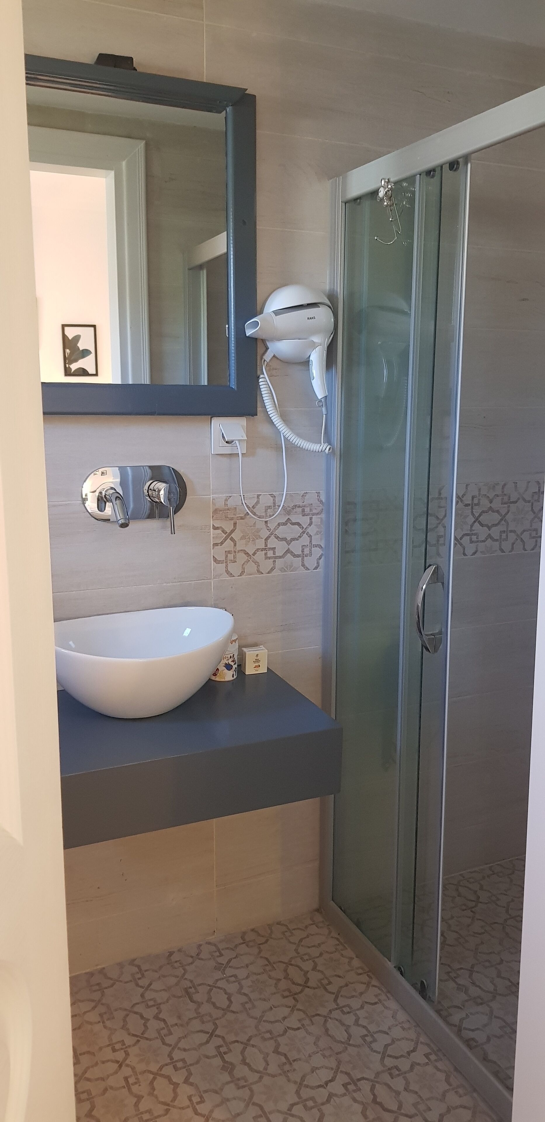 basic double room | bathroom | shower, free toiletries, hair dryer, slippers