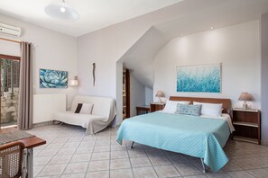 Studio, sjøutsikt | Skrivebord for bærbar PC, blendingsgardiner og lydisolert