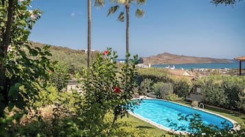 Sesongbasert utendørsbasseng og solsenger