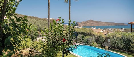 Piscina externa sazonal, espreguiçadeiras