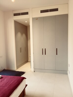 Apartemen, 3 kamar tidur | Tirai kedap cahaya, setrika/meja setrika, Wi-Fi gratis, dan seprai linen