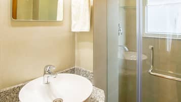 Shower, rainfall showerhead, free toiletries, hair dryer