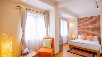 Ropa de cama de alta calidad, minibar, escritorio