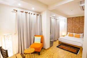 Ropa de cama de alta calidad, minibar y escritorio 