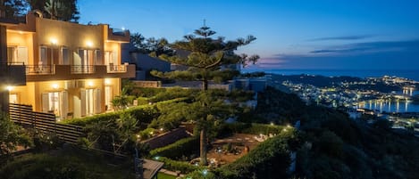 Vista frontal de la propiedad