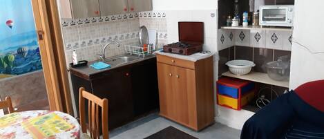 Basic House | Shared kitchen | Fridge, stovetop, coffee/tea maker, electric kettle
